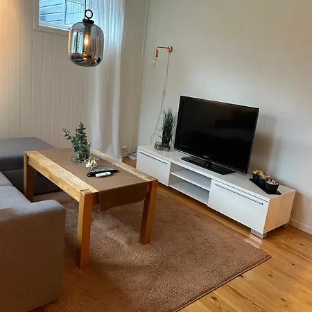 Koselig Sokkelleilighet Med Bra Bussforbindelser