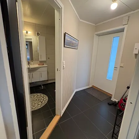 Nyoppusset Sokkelleilighet Med Bra Bussforbindelser Apartmán